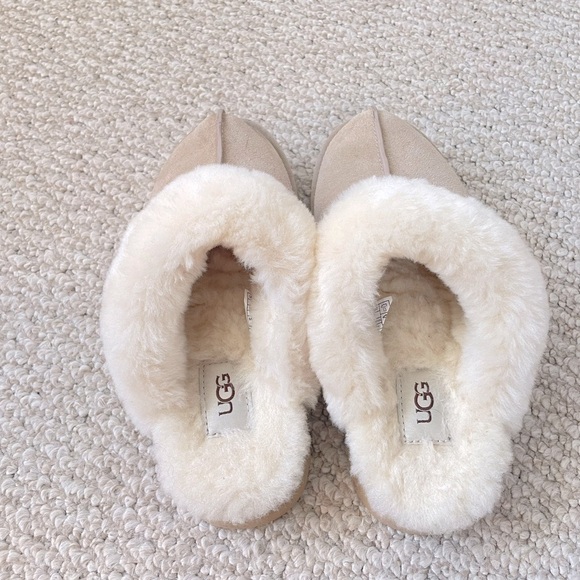 UGG Slippers - Picture 5 of 6